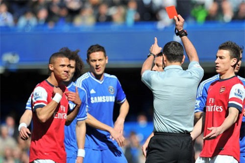 Ở Premier League, trọng tài mới “là cha là mẹ” - 5