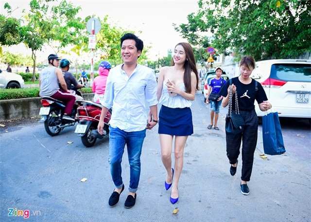 Truong Giang lai xe dua Nha Phuong du su kien hinh anh 3