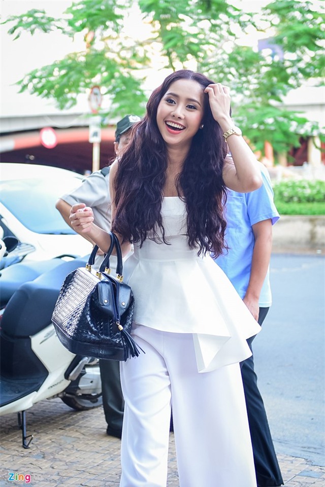 Truong Giang lai xe dua Nha Phuong du su kien hinh anh 7