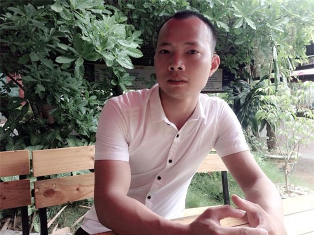 Nhân viên nhà hàng mặc bikini vì thua cược với khách? - Ảnh 1.