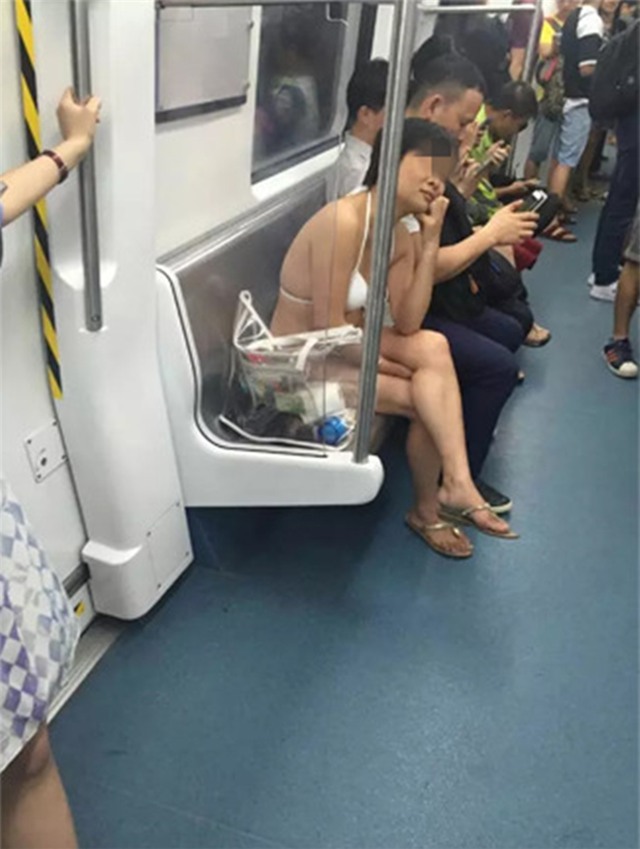 Hoảng hốt trước thời trang tàu điện ngầm những ngày đầu hè ở Trung Quốc - Ảnh 2.