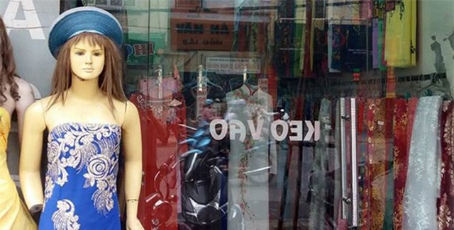 Dân vây cô gái đi xe SH nghi móc túi trong shop thời trang