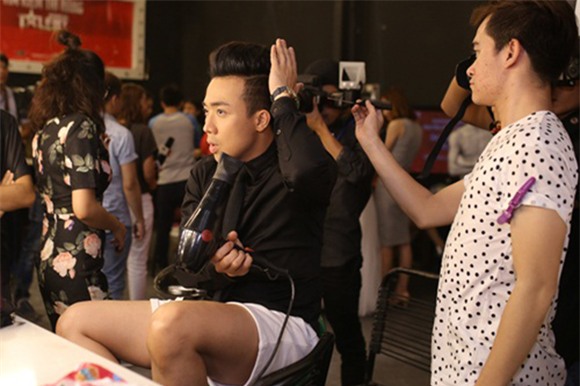 Hari Won bị khẩu trang đi ủng hộ Trấn Thành 5