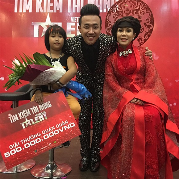 Hari Won bị khẩu trang đi ủng hộ Trấn Thành 4