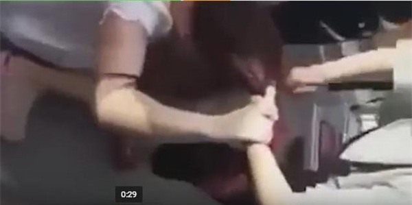 Bị cho là giật chồng người ta, cô gái trẻ bị cắt tóc, lột đồ giữa đường