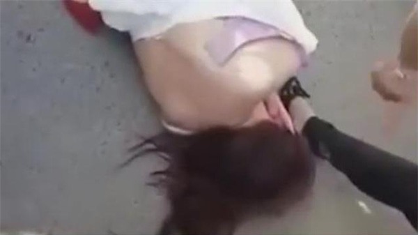 Bị cho là giật chồng người ta, cô gái trẻ bị cắt tóc, lột đồ giữa đường