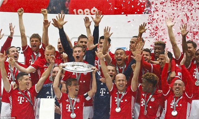 Bayern đuổi bắt và tắm bia trong ngày nhận đĩa bạc - Ảnh 2.