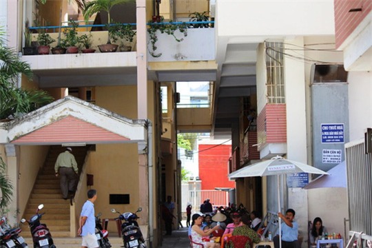 Người nước ngoài chết bốc mùi trong chung cư - Ảnh 1.