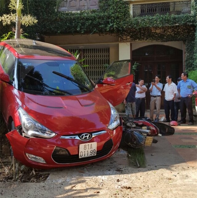 xe sep benh vien gay tai nan khien si quan cong an nhap vien hinh anh 1