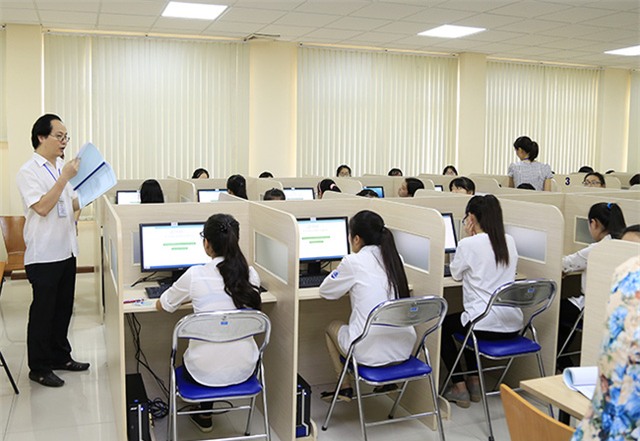 Cán bộ coi thi đang phổ biến Quy chế thi Đánh giá năng lực cho thí sinh