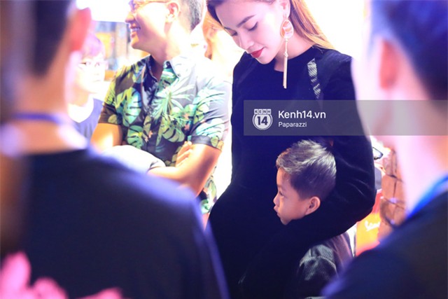 Subeo ôm gấu bông, diện đồ đôi xuất hiện cùng Hồ Ngọc Hà - Ảnh 2.