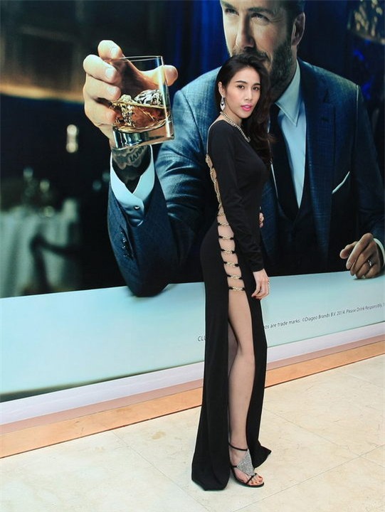 Váy xẻ lườn của sao