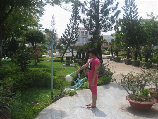 Chơi trong công viên, cháu bé bị điện giật chết - Ảnh 1.