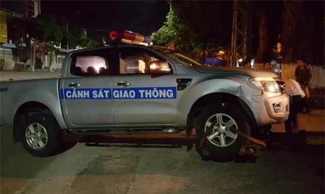 Thanh nien chui boi roi lao oto vao canh sat giao thong hinh anh 1