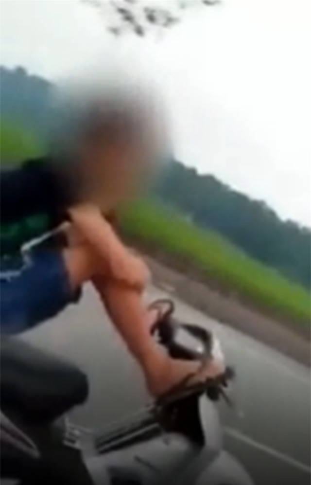Clip nam thanh niên điều khiển xe máy bằng 2 chân vừa đi vừa gọi điện cho mẹ khiến nhiều người bức xúc - Ảnh 2.