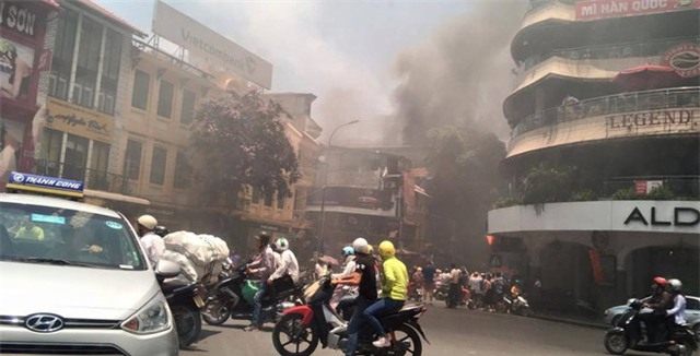 [NÓNG] Hút nước Hồ Gươm để chữa cháy nhà trong phố cổ