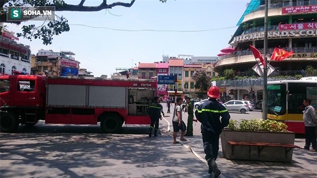 Hút nước hồ Gươm để chữa cháy nhà trong phố cổ - Ảnh 1.
