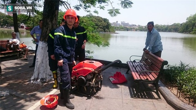 Hút nước hồ Gươm để chữa cháy nhà trong phố cổ - Ảnh 2.