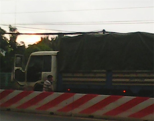 
Bất chấp người dân la ó, tài xế xe tải BKS 54T - 1590 cứ đái bậy giữa đường
