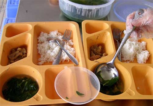 bua com cua tre tieu hoc viet nam va nhat: doi lap den chanh long! - 4