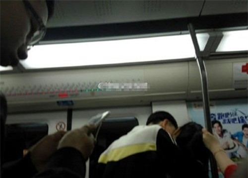 cap doi hoc sinh om ap, hon hit nhau tren tau dien ngam hinh anh 3