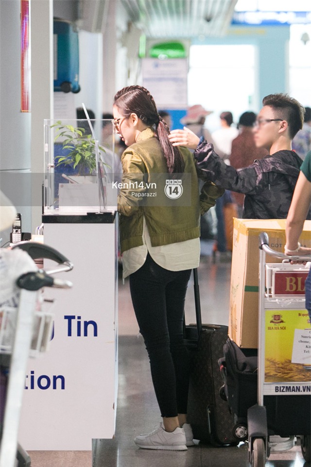 Angela Phương Trinh diện đồ kín đáo nhưng vẫn nổi bật ở sân bay đi Pháp - Ảnh 7.