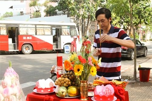 Hoài Linh mang dép lê ngồi xế sang đi diễn - Ảnh 3.