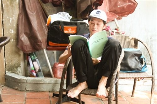 Hoài Linh mang dép lê ngồi xế sang đi diễn - Ảnh 4.