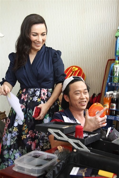 Hoài Linh mang dép lê ngồi xế sang đi diễn - Ảnh 5.