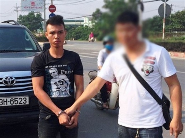 Ten cuop chan nham xe cua canh sat hinh anh 1