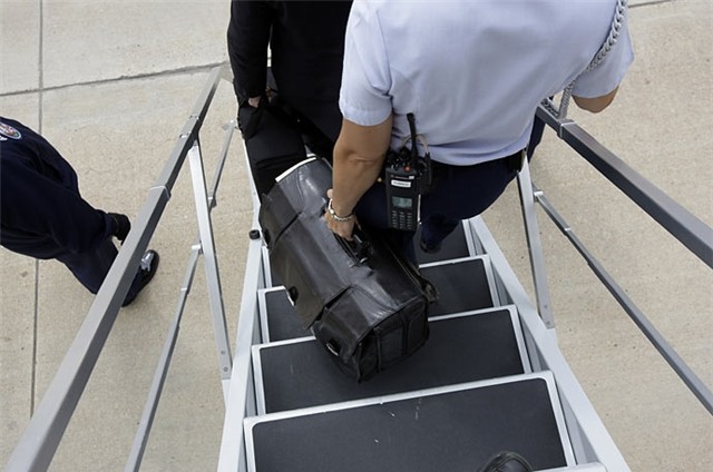 bi an dang sau chiec vali den di cung tong thong my moi luc moi noi hinh anh 2