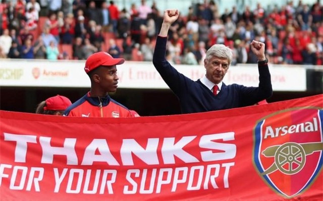 Con trai sao Arsenal khoe kỹ năng cực đỉnh trên sân Emirates - Ảnh 1.