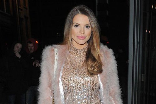 ba xa cuu sao m.u khoe than hinh 