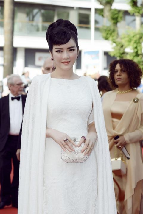 Váy áo tiền tỉ, trở thành nhà tài trợ tại LHP Cannes, Lý Nhã Kỳ giàu có và quyền lực đến mức nào? - Ảnh 1.