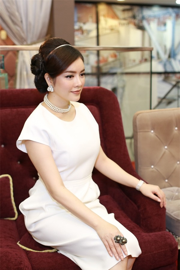 Váy áo tiền tỉ, trở thành nhà tài trợ tại LHP Cannes, Lý Nhã Kỳ giàu có và quyền lực đến mức nào? - Ảnh 6.