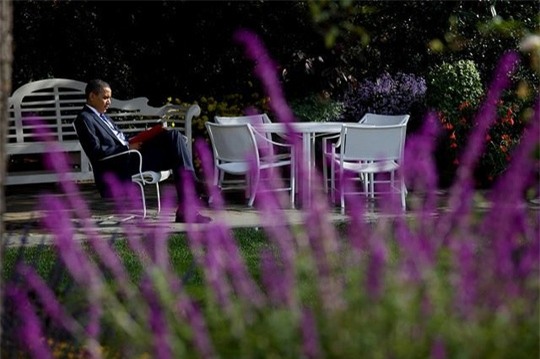 Giây phút đọc sách hiếm hoi của Tổng thống Obama