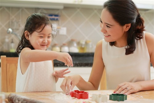 5 co con gai xinh khong kem me cua cac hoa hau viet - 14