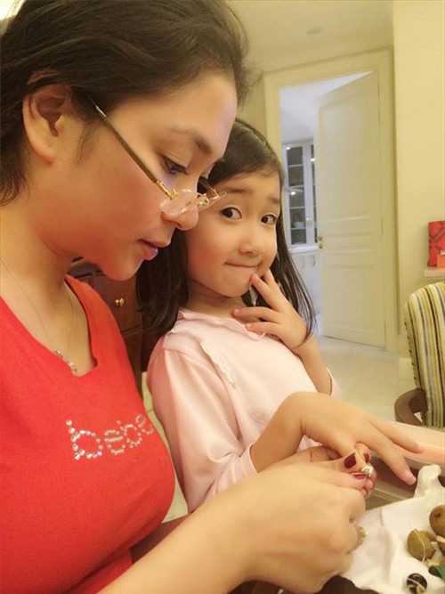 5 co con gai xinh khong kem me cua cac hoa hau viet - 8