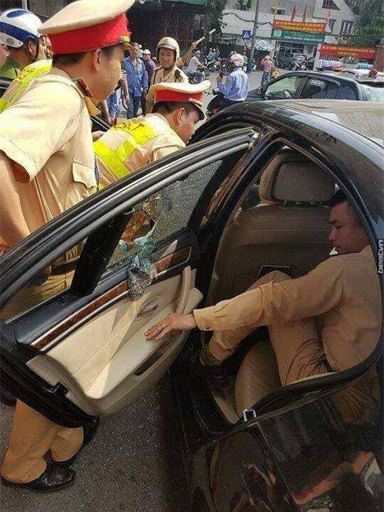 CSGT dùng búa phá cửa kính giải cứu tài xế bất tỉnh trong xe BMW - Ảnh 1.