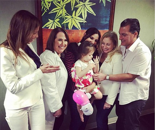 Nicolly cung cac bac si