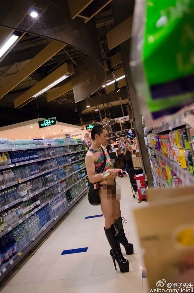 Sự thực về chàng trai ăn mặc sexy đi siêu thị đang gây náo loạn cộng đồng mạng Việt Nam - Ảnh 2.