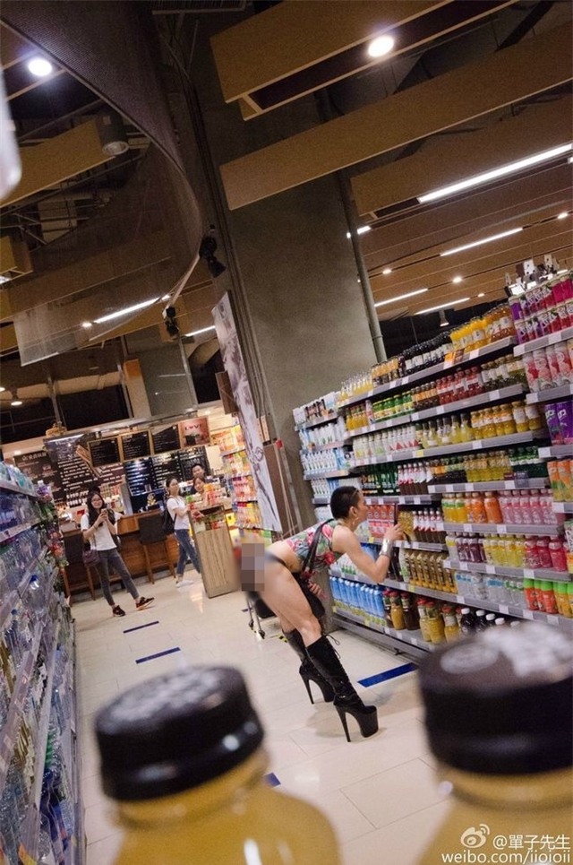Sự thực về chàng trai ăn mặc sexy đi siêu thị đang gây náo loạn cộng đồng mạng Việt Nam - Ảnh 3.