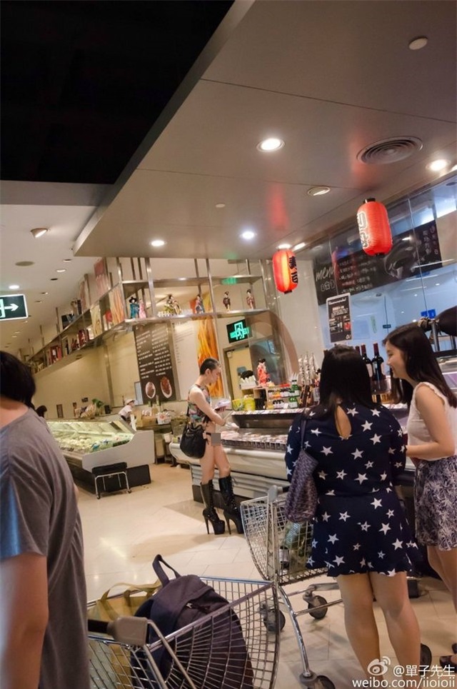 Sự thực về chàng trai ăn mặc sexy đi siêu thị đang gây náo loạn cộng đồng mạng Việt Nam - Ảnh 5.