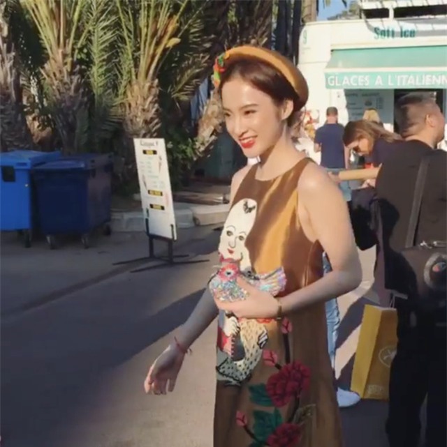Angela Phương Trinh tại Cannes: Lần đầu xuất hiện là thả dáng với trang phục thêu tranh Đông Hồ - Ảnh 2.