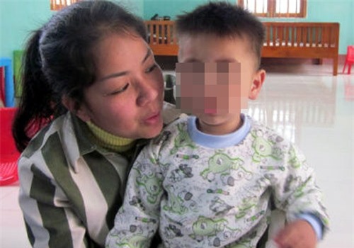 Nữ giám đốc lừa đảo, nữ giám đốc nuôi con trong trại giam