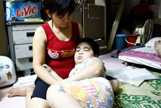 Cậu bé mới chỉ 8 tuổi, vẫn luôn mong ước có thể đến trường đi học bình thường giống như bao bạn bè cùng trang lứa