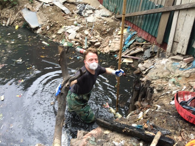 Nhà trường bất ngờ vì thấy giáo Tây đã làm được việc mà nhiều người khác ái ngại - Ảnh 1.
