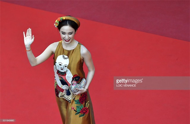 Clip: Đây là giây phút Angela Phương Trinh lần đầu sải bước trên thảm đỏ Cannes - Ảnh 2.