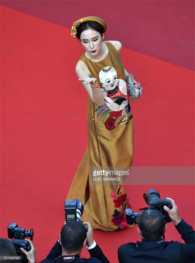 Clip: Đây là giây phút Angela Phương Trinh lần đầu sải bước trên thảm đỏ Cannes - Ảnh 3.