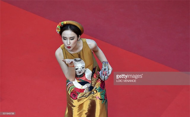 Clip: Đây là giây phút Angela Phương Trinh lần đầu sải bước trên thảm đỏ Cannes - Ảnh 4.
